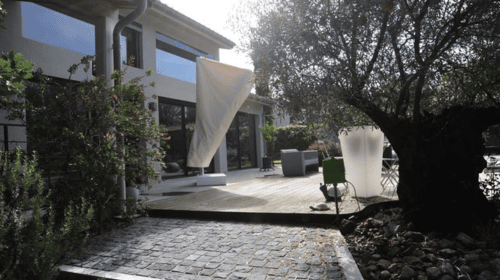 Modern cobblestone driveway